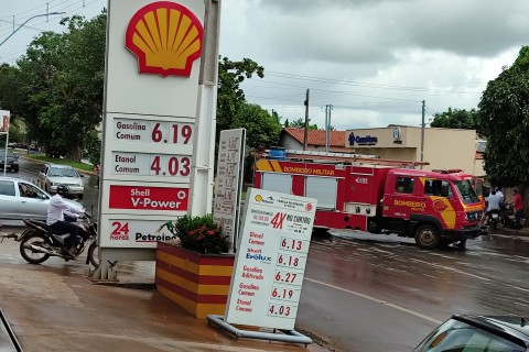 Acidente aqui na avenida Rio Claro em frente ao posto PetroIPO